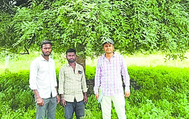 రైతుల పొలాల్లో ఆస్తుల సర్వే 