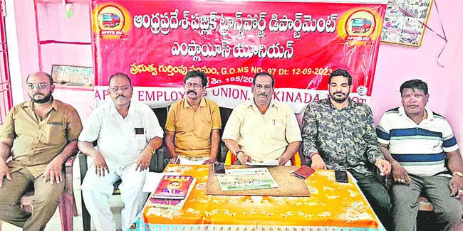 ఆర్టీసీ స్థలాల ధారాదత్తం దారుణం
