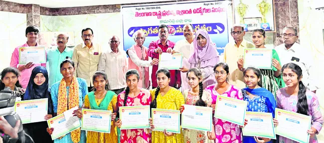 ‘విద్యార్థులకు ప్రోత్సాహకాలు అభినందనీయం’
