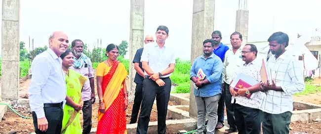 ఇళ్ల నిర్మాణాన్ని వేగవంతం చేయాలి