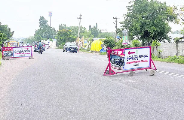 సూచిక బోర్డులు.. ప్రమాదాలకు నిలయాలు