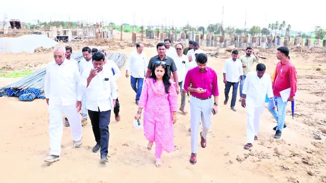 ఆస్పత్రి నిర్మాణ పనుల్లో వేగం పెంచాలి
