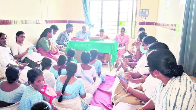 100 శాతం వ్యాక్సినేషన్‌ పూర్తి చేయాలి 