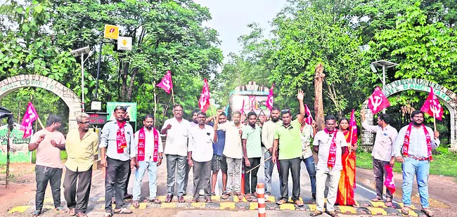 ఫాస్టాగ్ పేరుతో అక్రమ వసూళ్లు