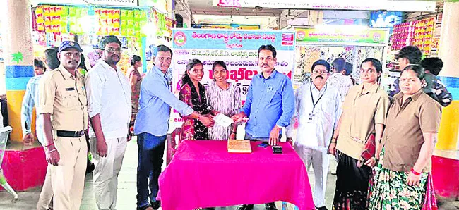 ఆర్టీసీ బస్టాండ్‌లో రాఖీ కౌంటర్‌
