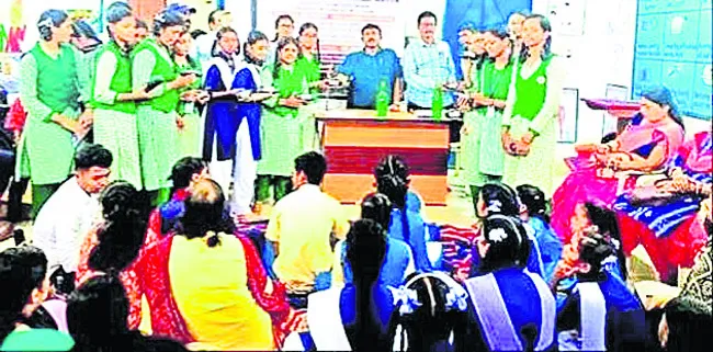 విద్యార్థులకు కంటిఅద్దాల పంపిణీ 