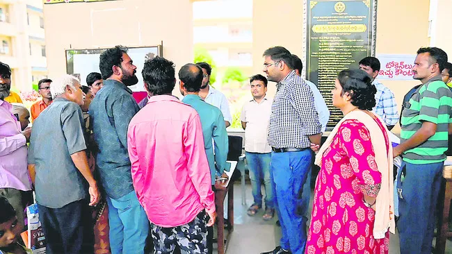 రైతులకు అందుబాటులో యూరియా