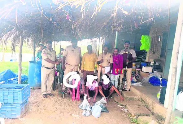 అక్రమ ఆయుధాలు స్వాధీనం