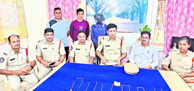పది చోరీ కేసుల్లో నిందితుడి అరెస్ట్