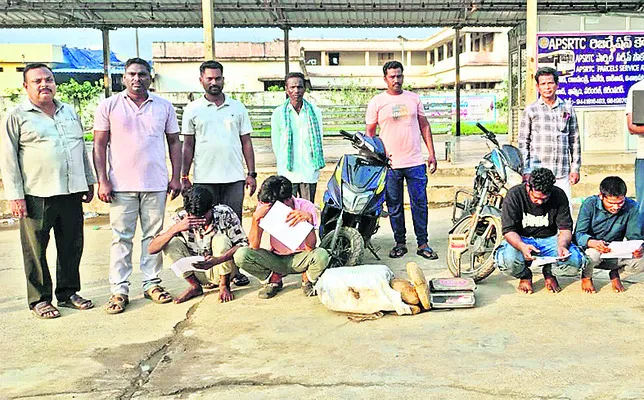 గంజాయి తరలిస్తున్న నలుగురి అరెస్టు