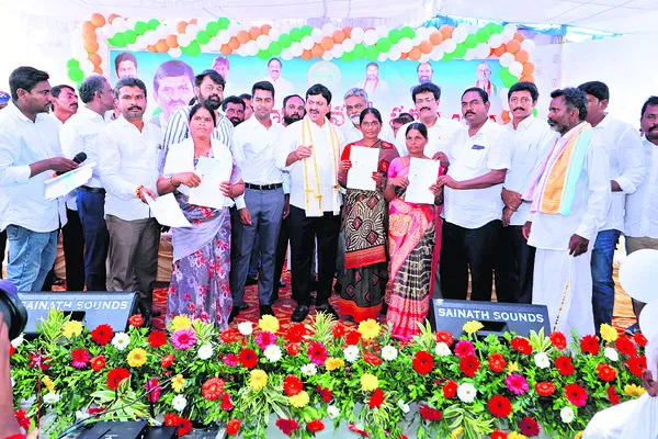 పేదరికమే అర్హతగా పథకాలు