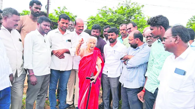 దళితవాడకు అడ్డు కంచె తొలగింపు 