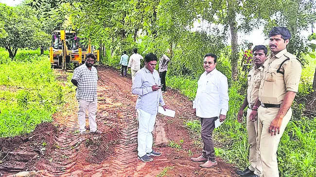ప్రభుత్వ భూములు కబ్జా చేస్తే చర్యలు