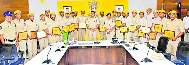 కానిస్టేబుల్స్‌గా ఎంపికై న హోంగార్డుల పిల్లలకు అభినందన 