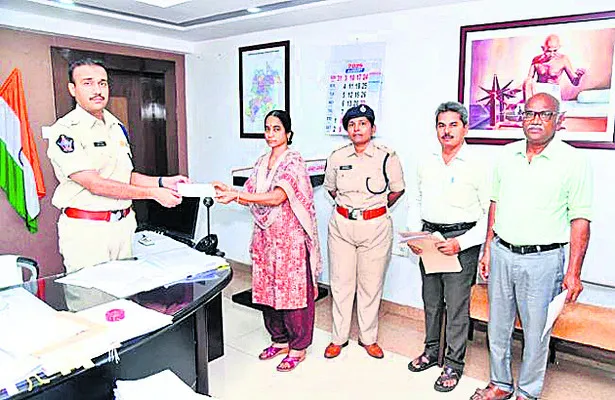 పోలీసు కుటుంబానికి ‘చేయూత’