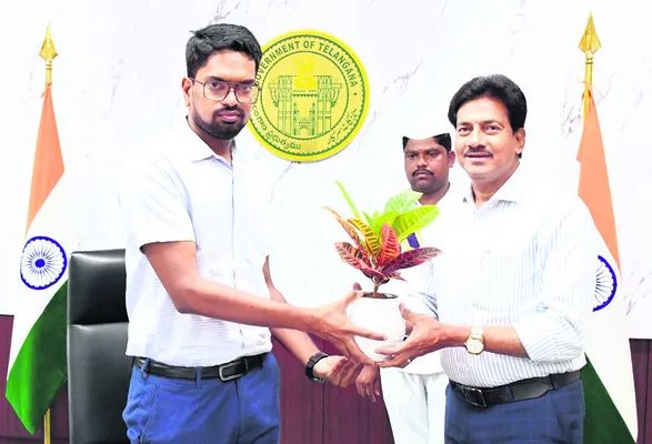 కలెక్టర్‌ను కలిసిన రెవెన్యూ అదనపు కలెక్టర్‌ 
