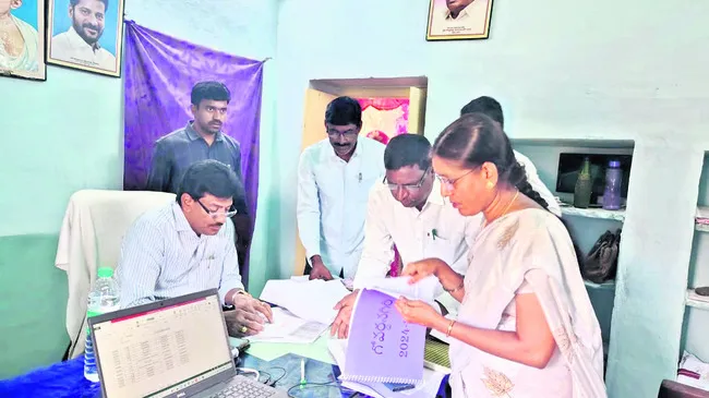 భూ సమస్యల పరిష్కారంలో నిర్లక్ష్యం వీడాలి 