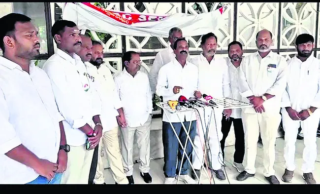 ఢిల్లీ దీక్షలో జిల్లా కాంగ్రెస్ నేతలు