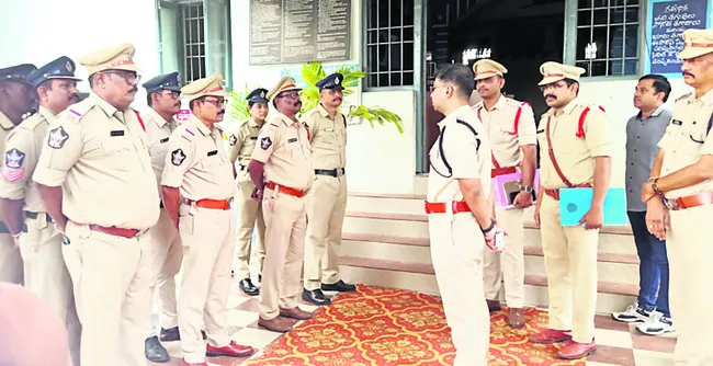 మునగపాక పీఎస్ను సందర్శించిన ఎస్పీ సిన్హా