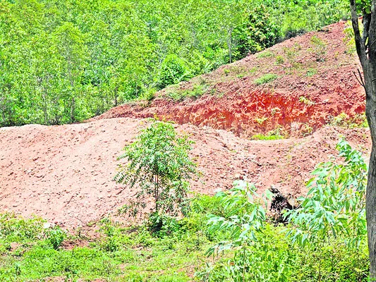 యథేచ్ఛగా అక్రమ తవ్వకాలు