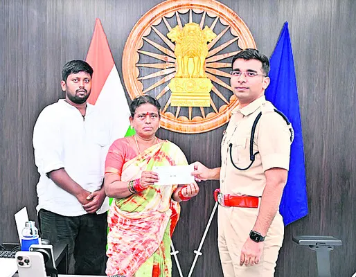 మరణించిన హోంగార్డు కుటుంబానికి ఆర్థిక సాయం