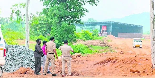 అనుమతి లేకుండా నీలగిరి చెట్లు నరికివేత