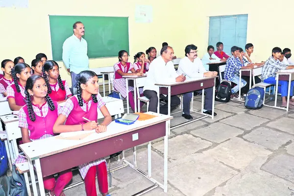 విద్యార్థిగా కలెక్టర్‌..  
