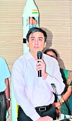 సాంకేతికతపై ఆసక్తి చూపించాలి