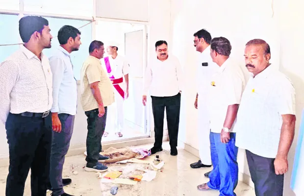 కోర్టు భవనాన్ని త్వరగా సిద్ధం చేయండి 