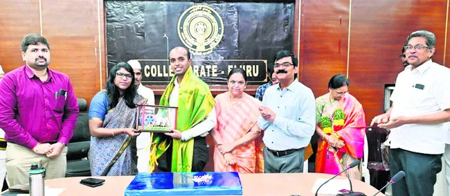 సబ్‌ కలెక్టర్‌ స్మరణ్‌రాజ్‌కు సత్కారం 