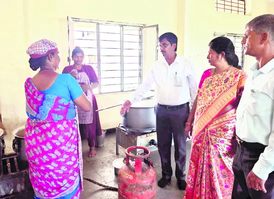 విద్యార్థులకు ఇబ్బందులు కలిగించొద్దు