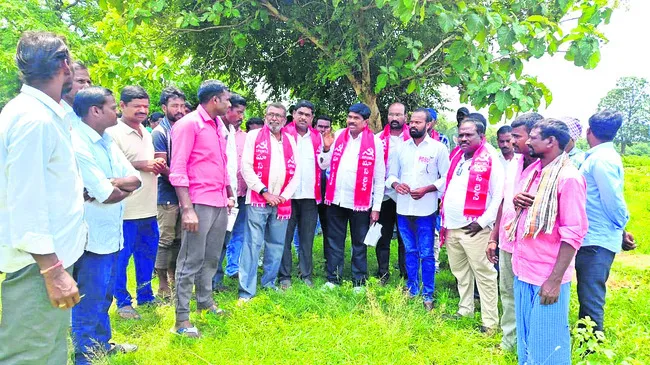 పోడు భూముల సమస్యలు పరిష్కరించాలి