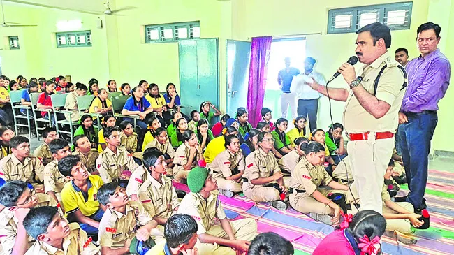 సామాజిక మాధ్యమాలతో జాగ్రత్తగా ఉండాలి 