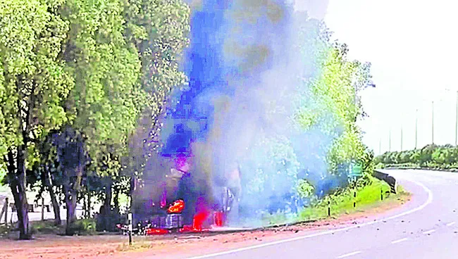 జాతీయ రహదారిపై లారీ దగ్ధం