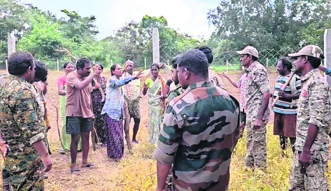 అటవీ సిబ్బంది, గిరిజనుల మధ్య వాగ్వాదం