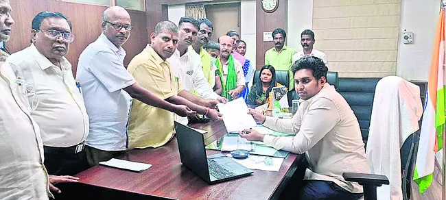 రూ.8. లక్షల ఇన్సూరెన్స్ సొమ్మును కాజేశారు