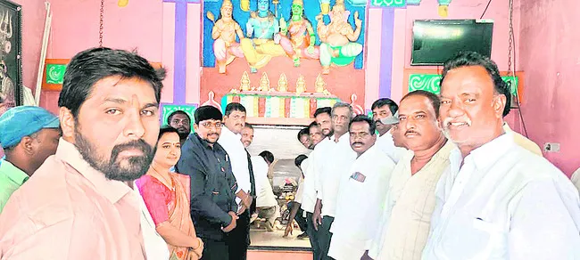 ఎంపీ విడుదల కోసం పూజలు
