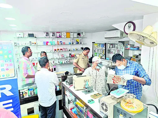 సెల్ఫోన్ దుకాణంలో చోరీ