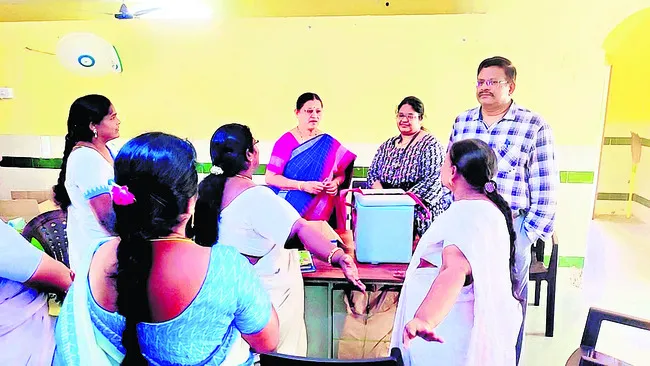 ఆశ కార్యకర్తలతో ఇంటింటి సర్వే