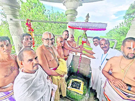 వేడుకగా ఛత్రస్థాపనోత్సవం