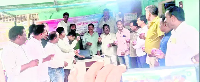 ఉద్యోగుల డిమాండ్ల సాధనకోసం వినూత్న నిరసన