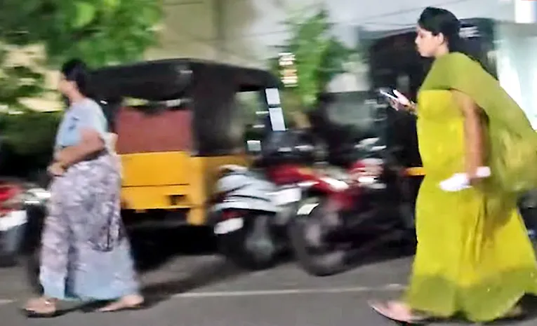 భార్య పేకాట ఆడుతుందంటూ భర్త ఫిర్యాదు