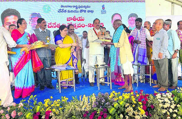 చేనేత కార్మికుడికి రాష్ట్రస్థాయి పురస్కారం