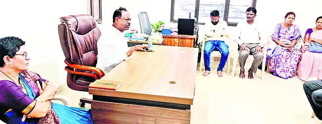 వసతి గృహాలపై నిర్లక్ష్యం వద్దు