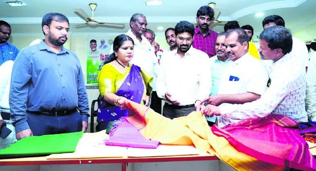 షోకాజ్‌ నోటీసుల ఉపసంహరణ 

