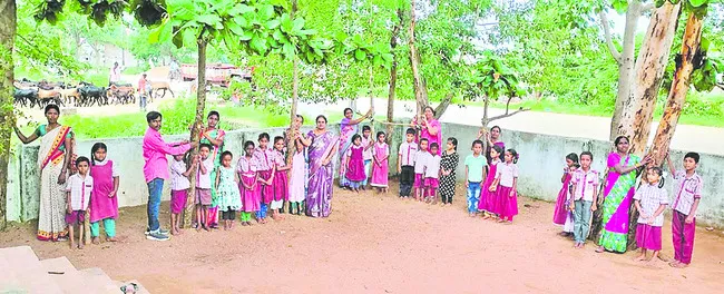 చెట్టుకు బొట్టుపెట్టి.. రాఖీ కట్టి