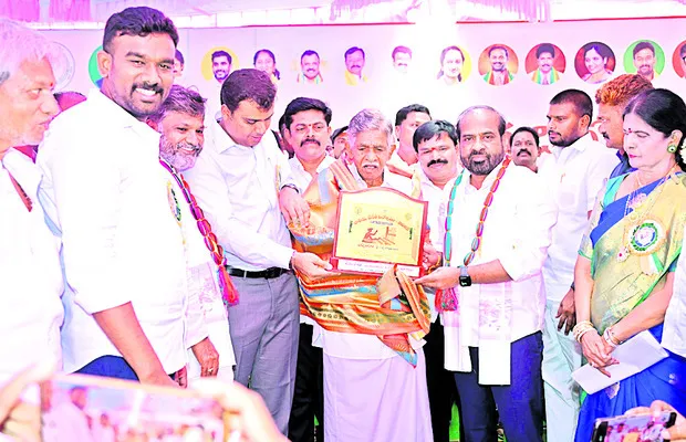 చేనేత రంగాన్ని అభివృద్ధి చేస్తాం 