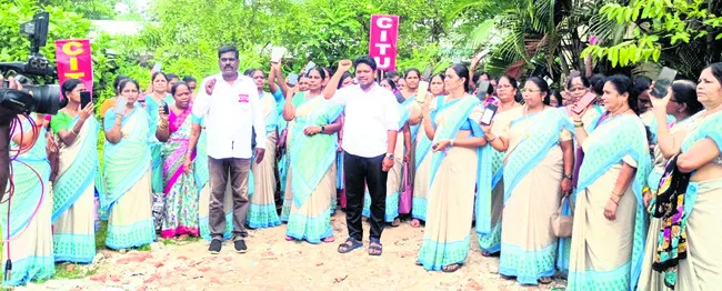 అంగన్‌వాడీలతో సెల్‌గాటం 