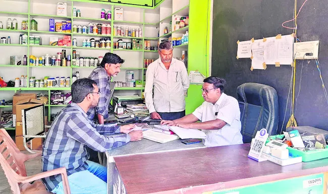 అందుబాటులో ఎనిమిది వేల టన్నుల యూరియా