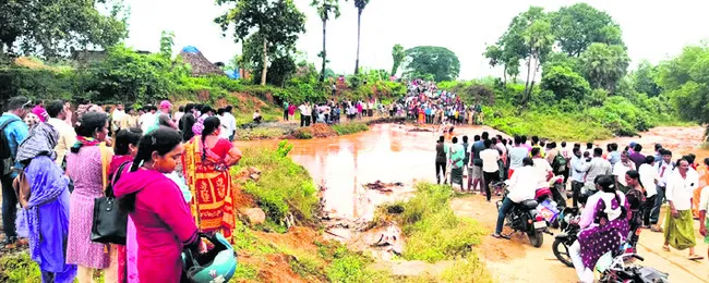 Jalleruvagu overflows.. Employees, laborers, farmers stood on both sides.
